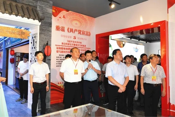 点击新窗口打开大图