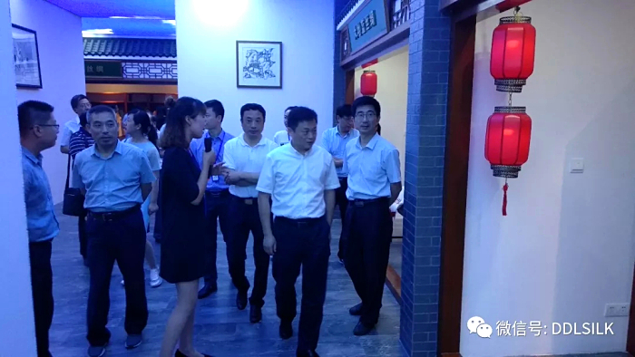 点击新窗口打开大图